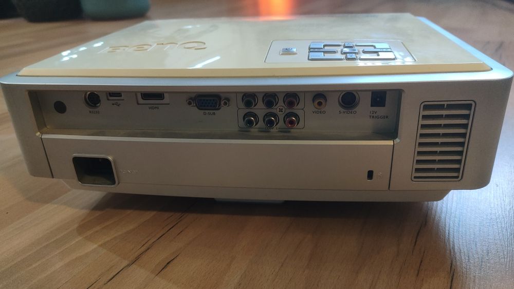 Projektor  Benq z rozwijanym  ekranem na statywie