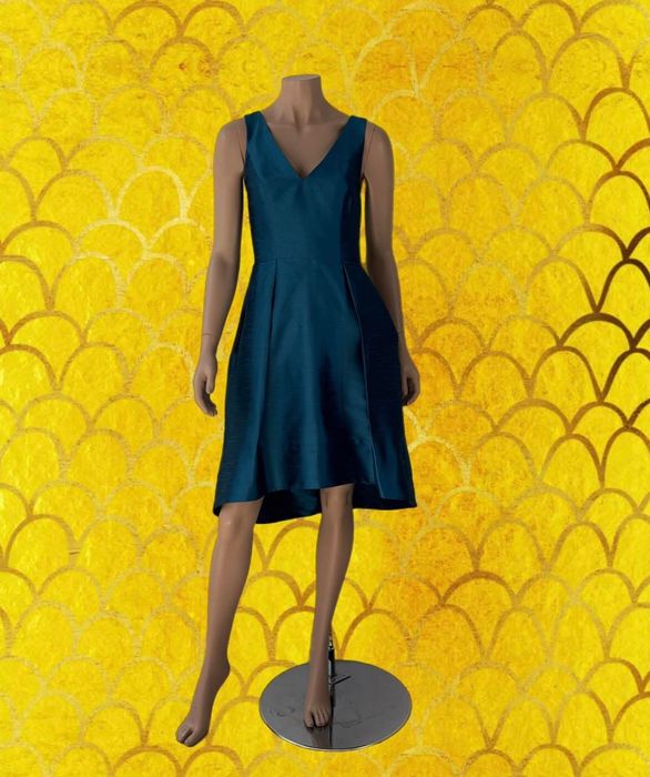 Alfred Sung sukienka rozkloszowana damska S
Rozmiar S (4)
kolor:turkus 
Stan:idealny 

Długość całkowita:92cm
Długość całkowita tył:102cm
Szerokość od