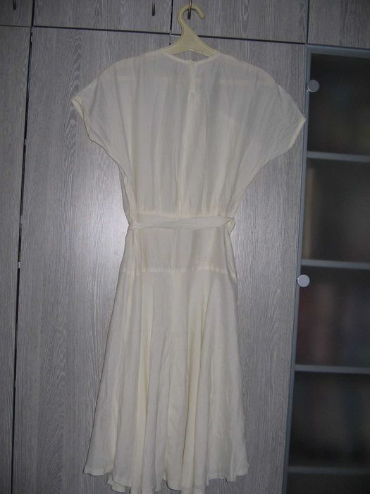 Белое платье с сеточкой на груди и широкой юбкой