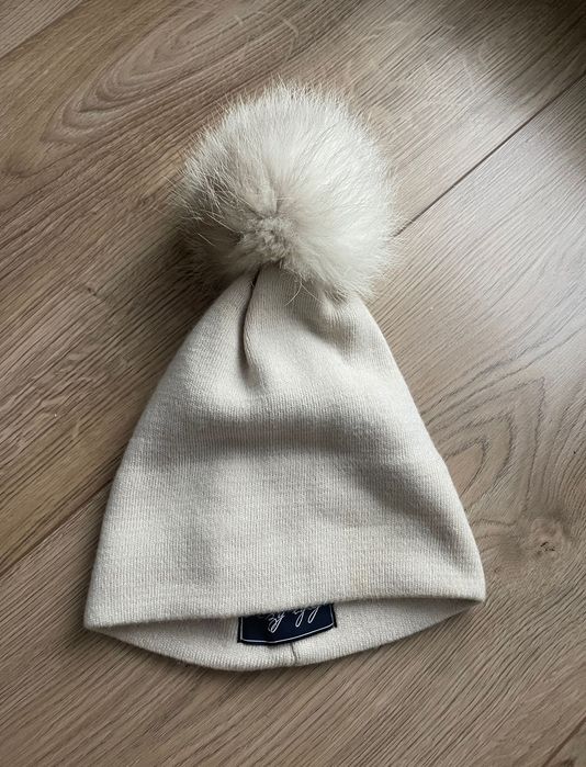 Czapka z naturalnym pomponem beżowa kremowa nude trzy igły