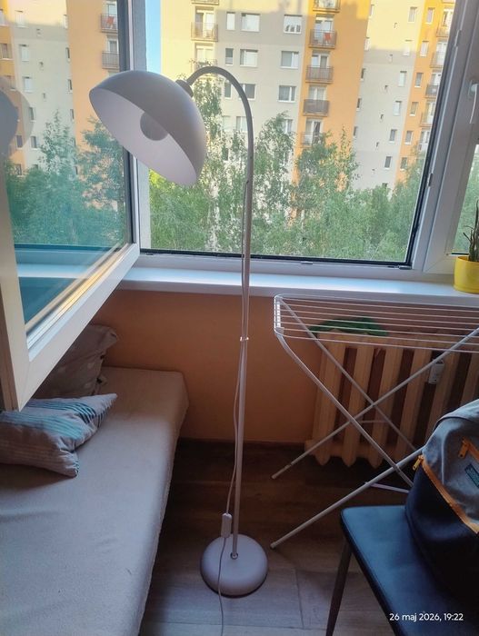 Lampa stojąca biała