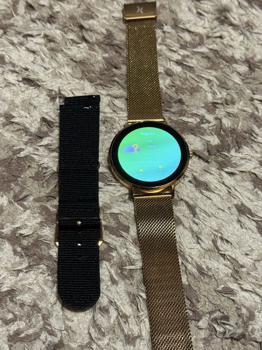 Smartwatch Maxcom FW27 Selen Gold na złotej bransolecie mesh.