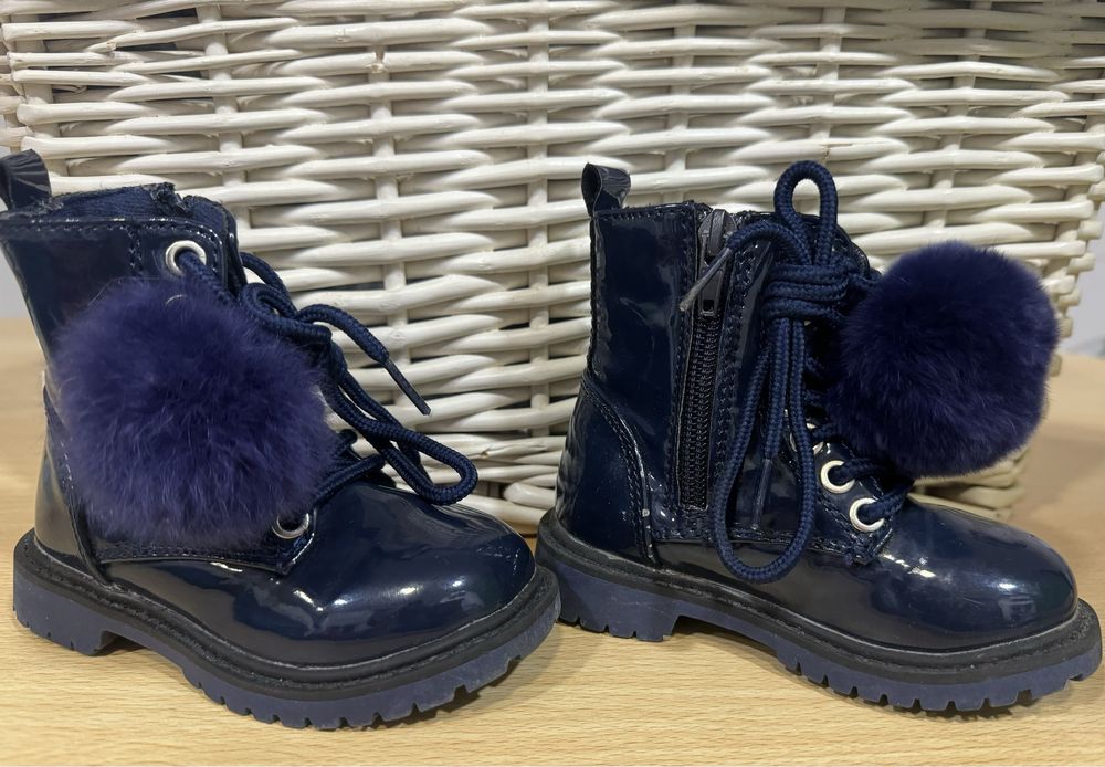 Botas de menina com ponpons