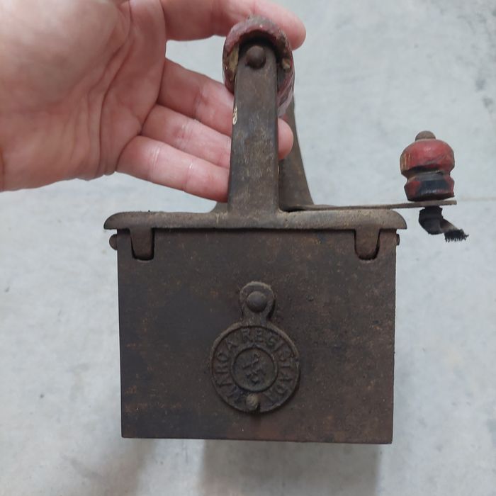 Antigo ferro de engomar.