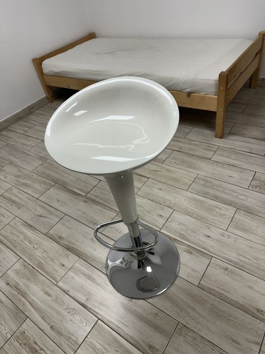 Hoker barowy – biały, regulowana wysokość