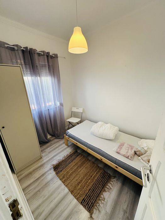 Alugo pequeno quarto em moradia