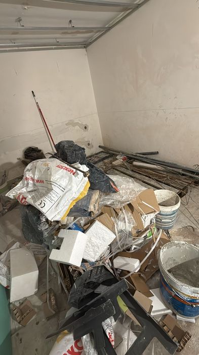 Demolições, todo o tipo de carga de entulho,  limpeza de terrenos e Faço pinturas