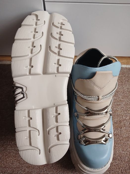 Продам стильні кросівки