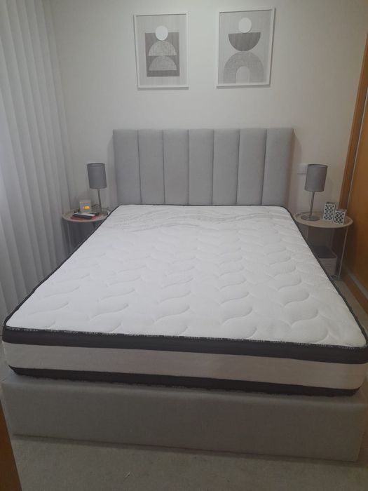 Cama + Cabeceira + colchão + carpete - cinza claro