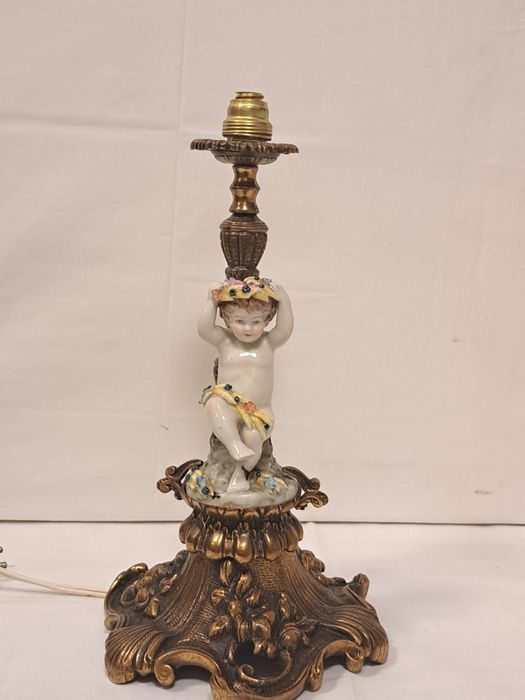 Candeeiro com figura em porcelana