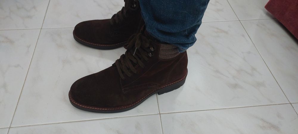 Botas em pele castanhas