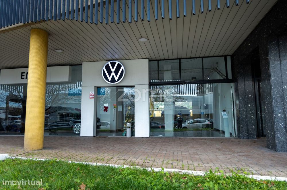 Loja ampla para arrendamento no centro de Vila Nova de Famalicão