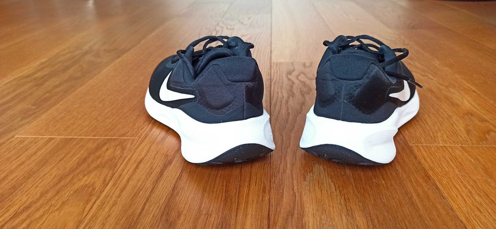 Sprzedam buty Nike Revolution 7 rozmiar 40,5 -25,5 cm stan bardzo dobry