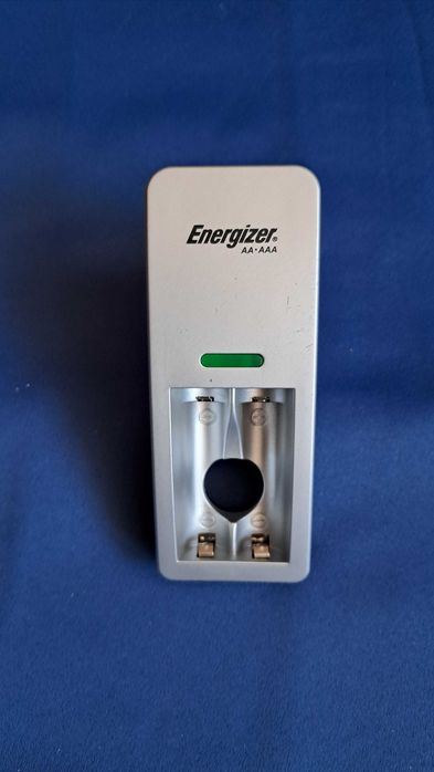 Ładowarka Energizer do baterii akumulatorów AA (R6) oraz AAA (R03)