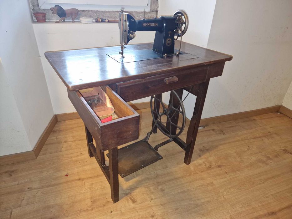Máquina de Costura Bernina com Móvel/Armário