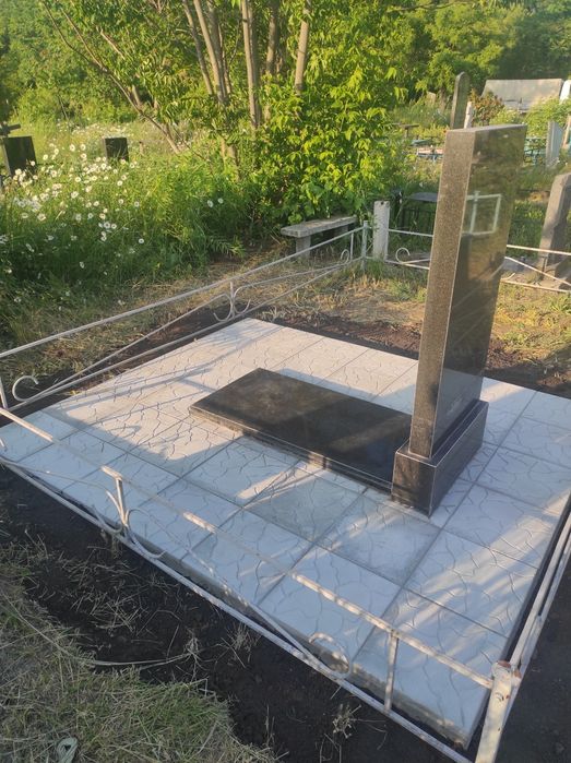 Гранитные памятники, вазы, лампады, плитка. Заливка бетонных оснований