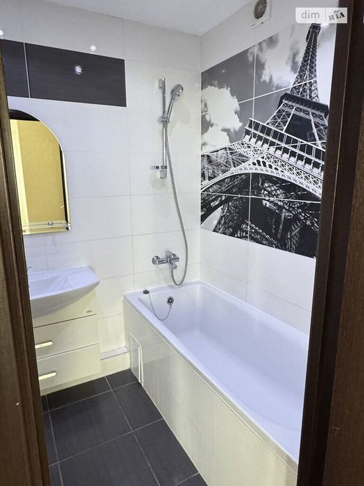 Продаж 3к квартири 98 кв. м на вул. Тролейбусна