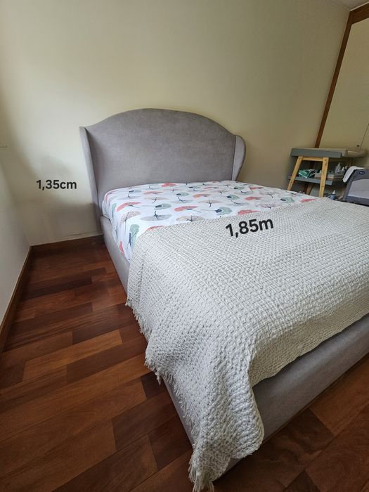 Cama com estrado elevatório
