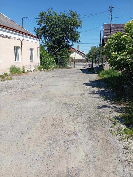 Універсальна база на перетині міжнародних магістралей (Винники)