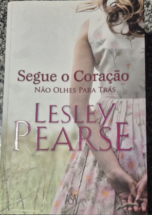 Livro com excelente romance de Lesley Pearse
