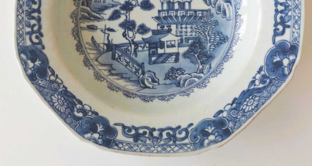 Excepcional Prato fundo, de borda oitavada, China Séc XVIII Qianlong
