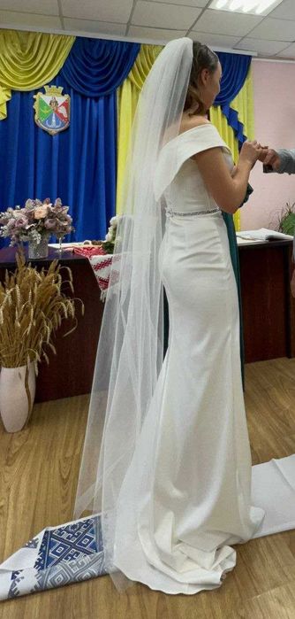 Атласна весільна сукня