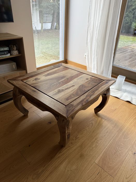 Stolik kawowy w stylu kolonialnym