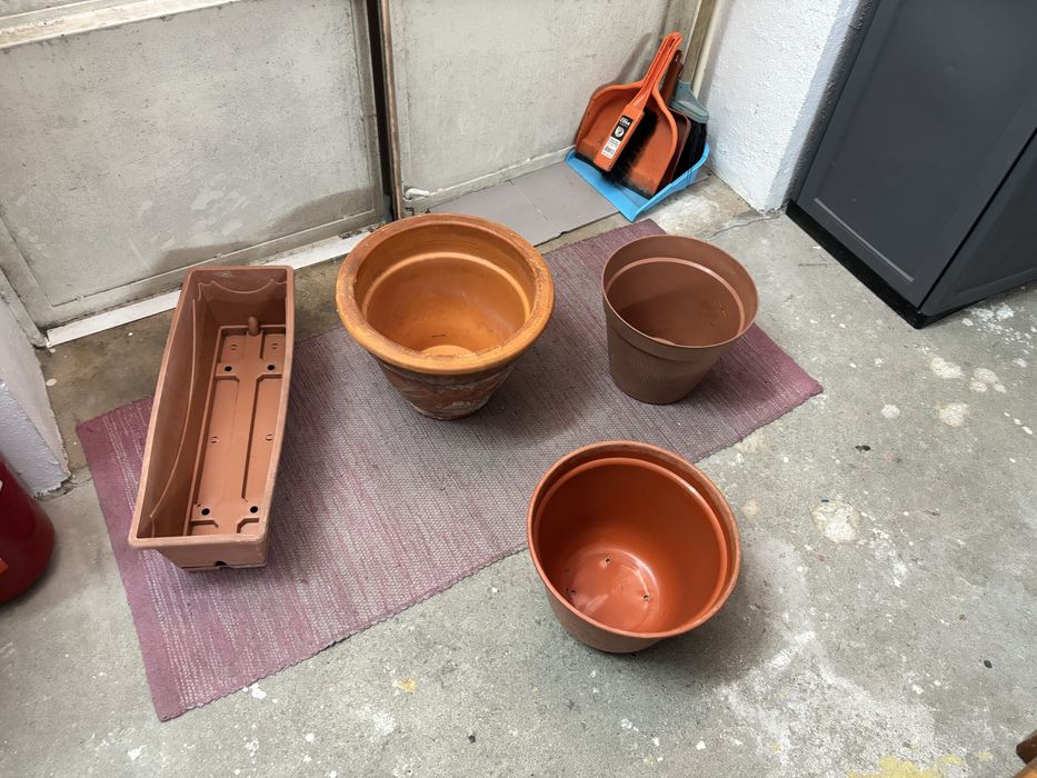 Varios vasos um de barro os outros de plastico