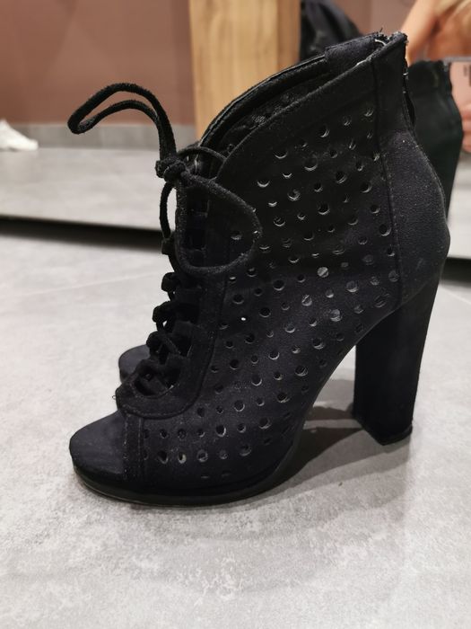 Botki ażurowe na słupku