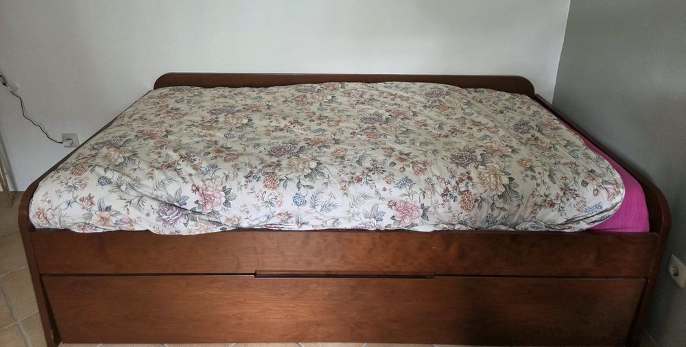 Cama solteiro c/ dois colchões, Secretária, Estante