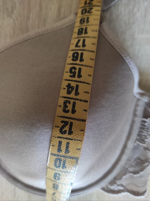 Biustonosz beżowy z koronką Triumph