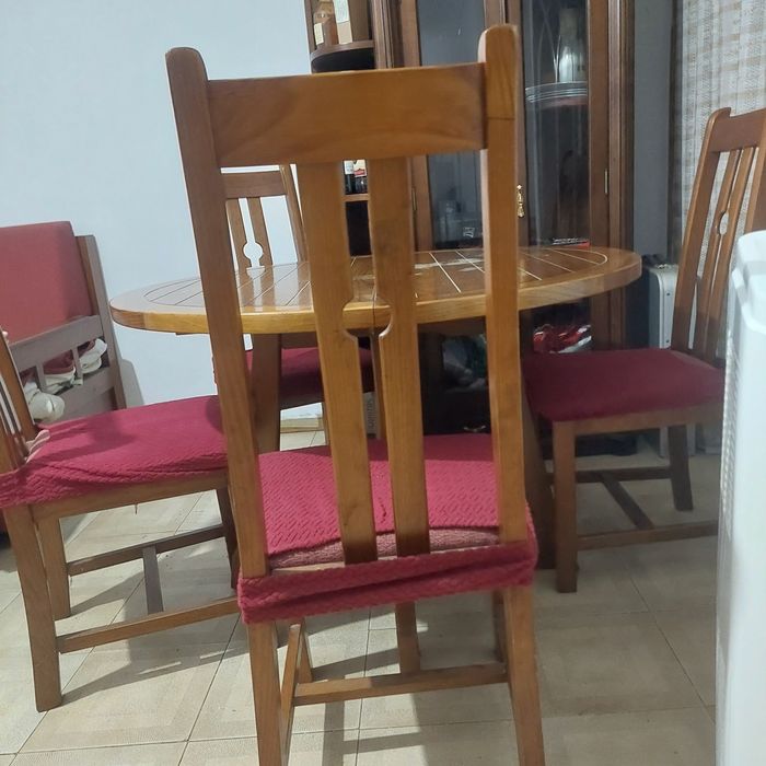 Mesa da sala de jantar com cadeiras