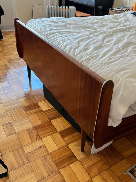 Cama mid-century