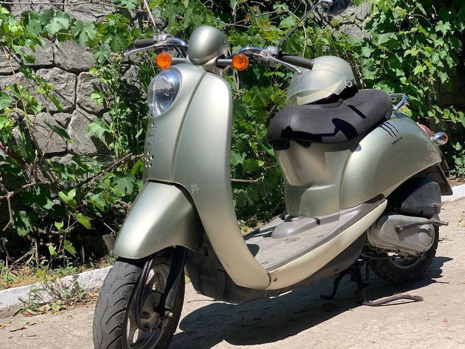 Скутер Yamaha 2001 года на номерах