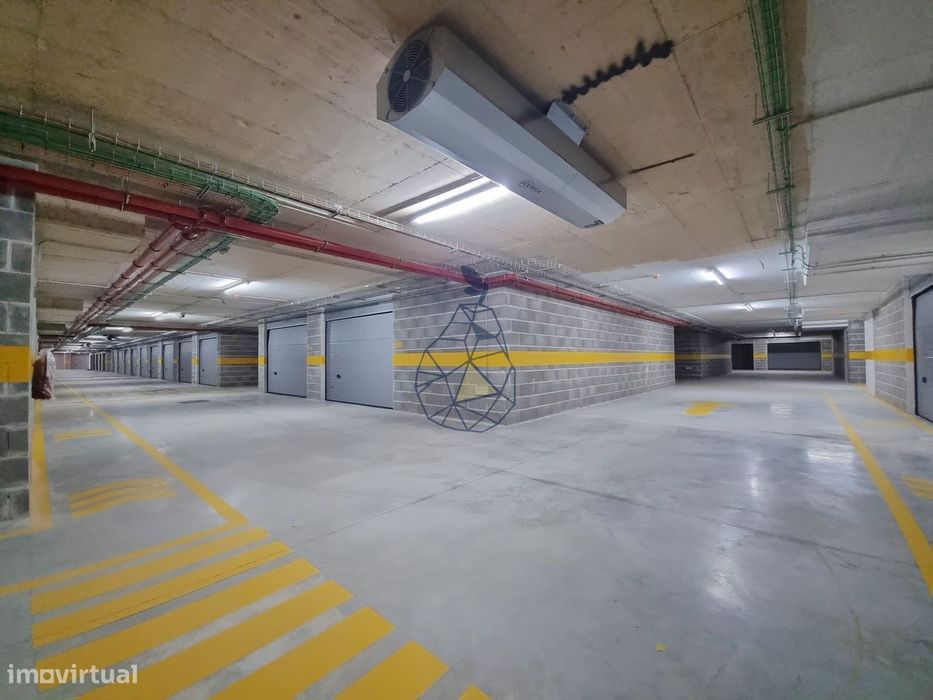 Garagens Box à Venda em Portimão — de 16 m² a 28 m², entre a estação d