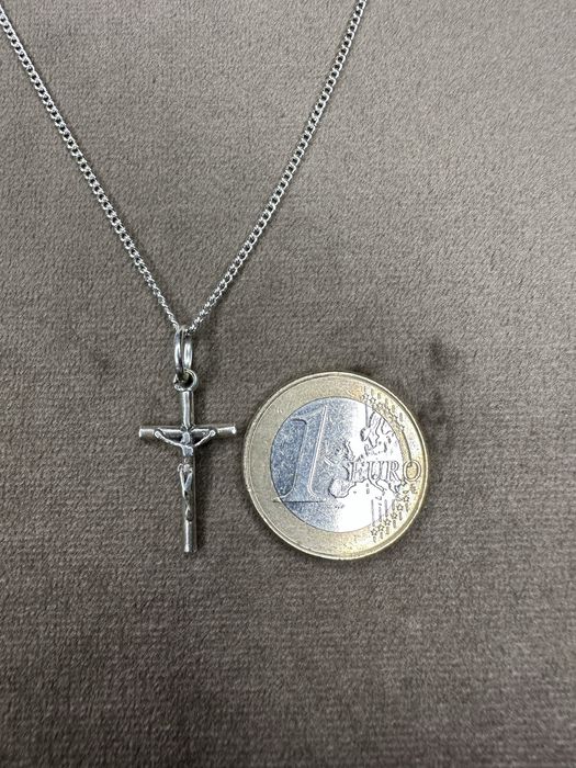 Fio com cruz com Cristo em prata