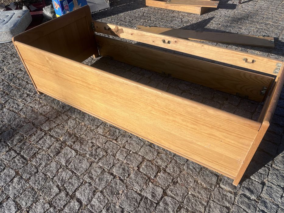 Cama de solteiro em madeira