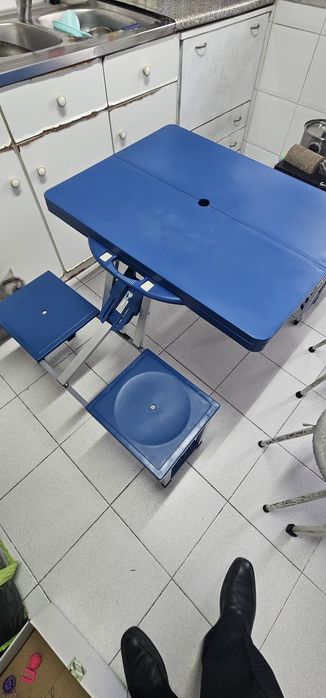 Mesa de Campismo Dobrável Portátil (Estilo Mala) com 4 Bancos – Azul