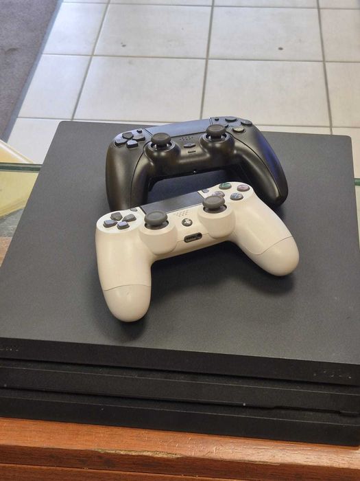 Konsola PS4 Pro 1TB 2 Pady