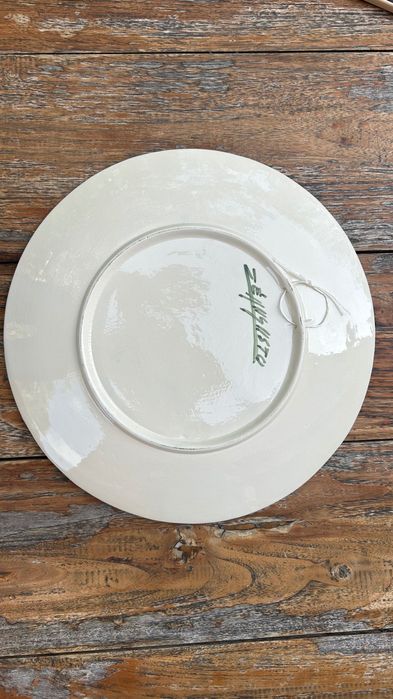 Prato decorativo de cerâmica pintado a mão e assinado por Zé Augusto