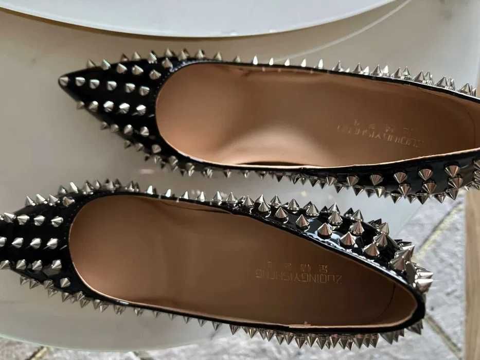 Czarne Ćwiekowane czółenka