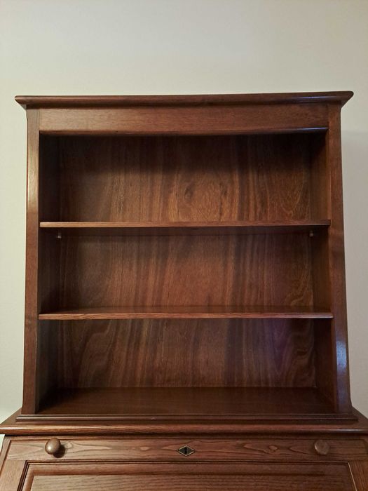 Escrivaninha com estante e gavetas