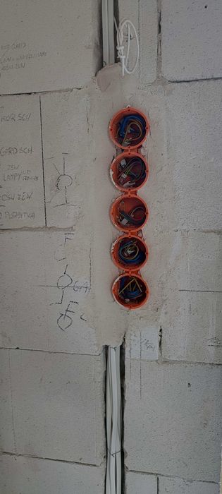 Elektryk, Instalacje elektryczne