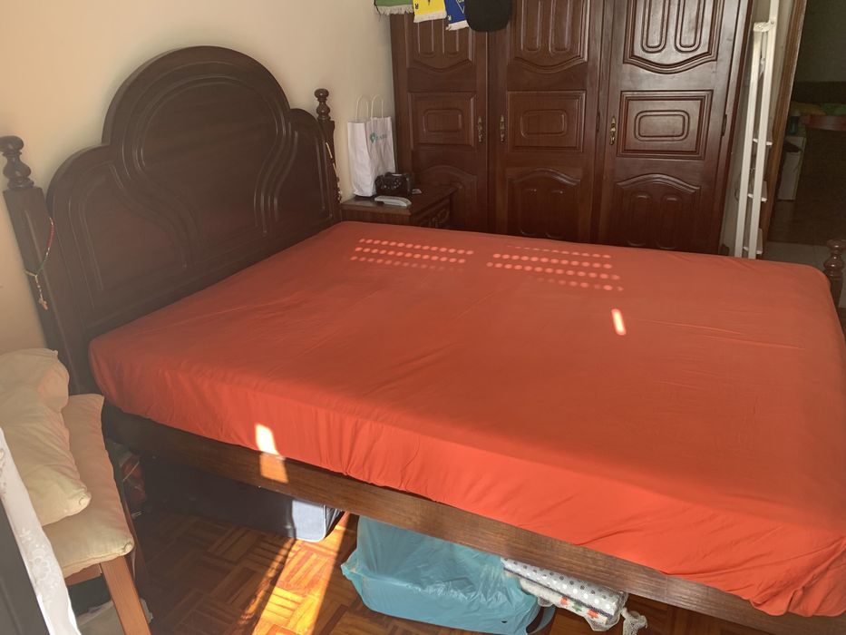 Cama de casal em mogno com roupeiro e mesinhas de cabeceira