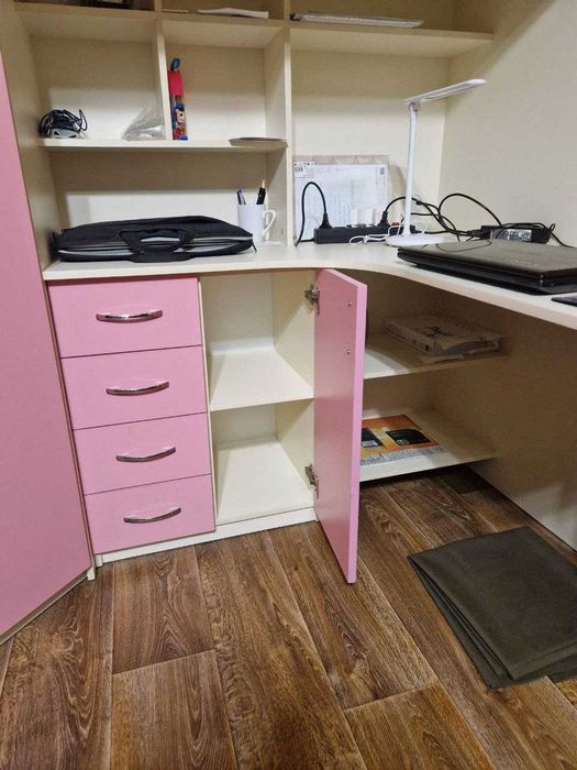 Дитяче ліжко-горище з робочою зоною, кутовою шафою, тумбою і сходами