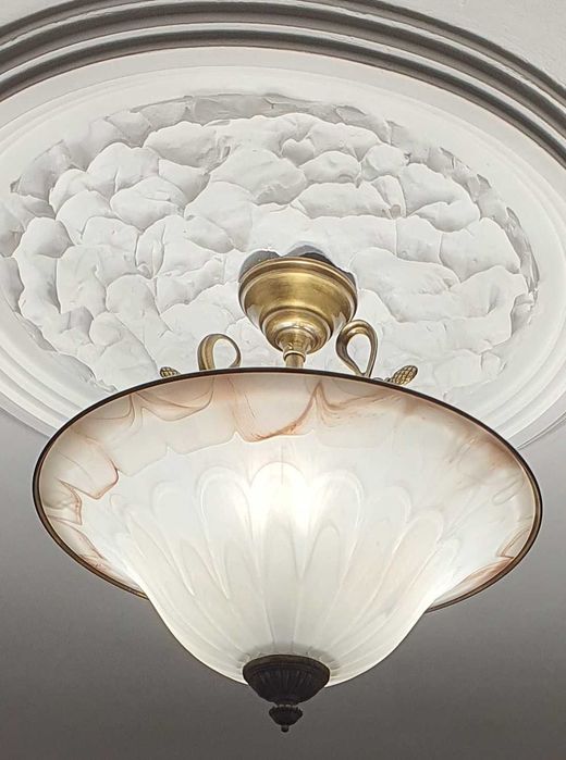 Belíssimo Candeeiro de teto em bronze e vidro em forma de flor
