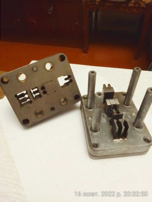 Штамп для виготовлення центрального контактна телевізіонного гнізда