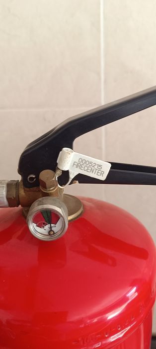 Extintor  portátil da marca EXTARSA, modelo de 6kg de pó ABC,