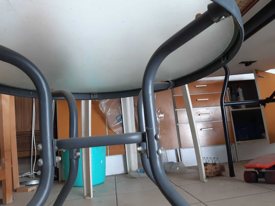 Mesa baixa metálica de tampo em vidro