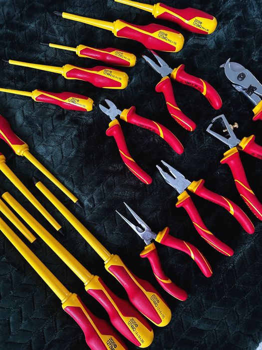 Beta - zestaw narzędzi (klucze trzpieniowe, wkrętaki, szczypce i pas)